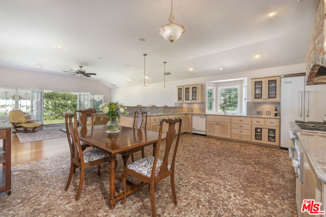 4981 Noeline Avenue, Encino CA: https://media.crmls.org/mediaz/c55bdd67-3f3d-40dc-bbd0-29e534488555.jpg