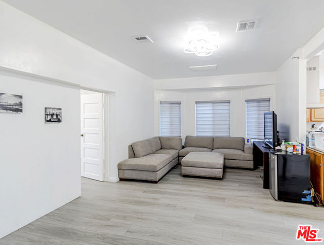 1207 S Harvard Boulevard, Los Angeles CA: https://media.crmls.org/mediaz/c55bf70e-8bf7-4500-b62c-c63f3756707e.jpg