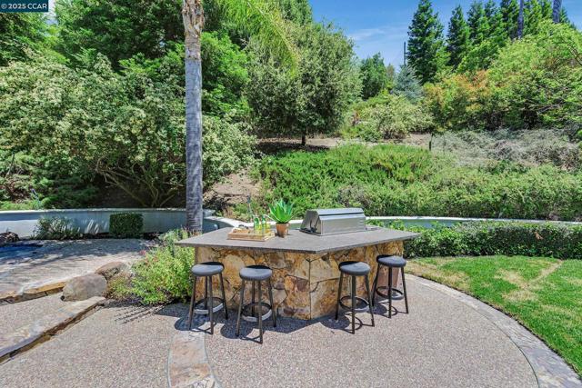 4253 Golden Oak Ct, Danville CA: https://media.crmls.org/mediaz/c55c0801-e66d-4375-b95c-f5d7c0d6cec1.jpg