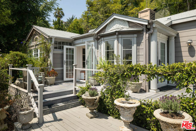 8805 Lookout Mountain Avenue, Los Angeles CA: https://media.crmls.org/mediaz/c55c424d-5228-4322-8d64-3603aa410e6c.jpg
