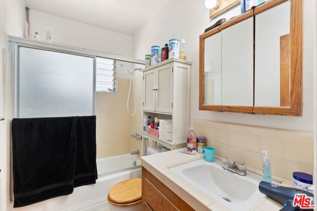 1825 Purdue Avenue, Los Angeles CA: https://media.crmls.org/mediaz/c55e54fc-5c99-4316-8a69-1f087f5e4634.jpg