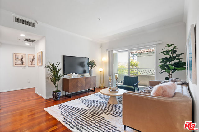 906 S Serrano Avenue, Los Angeles CA: https://media.crmls.org/mediaz/c55ea30b-b882-460f-9890-98cec0349cf8.jpg