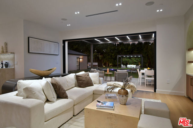 112 S Valley Street, Toluca Lake CA: https://media.crmls.org/mediaz/c55ffca6-028a-4b7f-9d17-62a7f88f7211.jpg