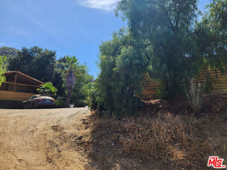 https://media.crmls.org/mediaz/c5605bf7-7a89-47d4-8c77-a6a710257e23.jpg?preset=X-Large