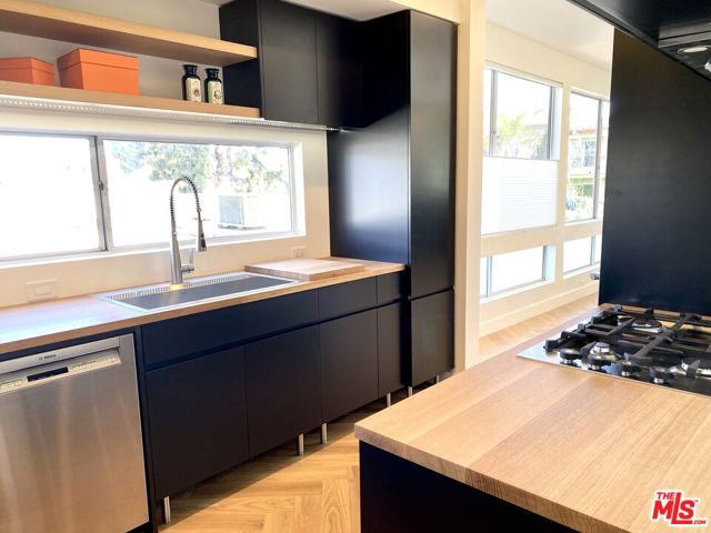 2237 S Bentley Avenue, Los Angeles CA: https://media.crmls.org/mediaz/c5605e8f-2389-4ccd-88c1-209c54c325f1.jpg