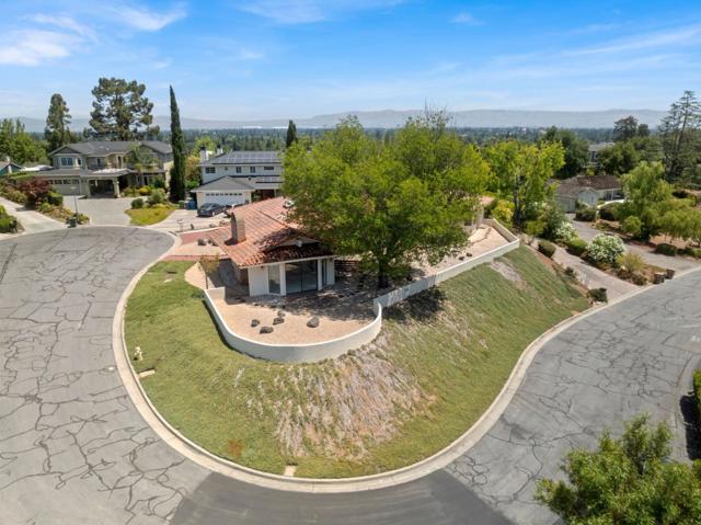 1091 Valley View Court, Los Altos CA: https://media.crmls.org/mediaz/c56350a6-d08e-497b-83d8-6efcc302742a.jpg