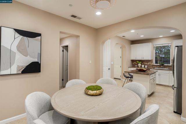 9752 Belladonna Dr, San Ramon CA: https://media.crmls.org/mediaz/c563546b-bff8-461c-a293-785b1222958f.jpg
