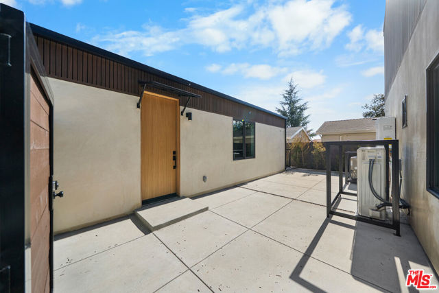 1688 N Sierra Bonita Avenue, Pasadena CA: https://media.crmls.org/mediaz/c5648e7c-c251-4e21-a76c-274f702ca94f.jpg