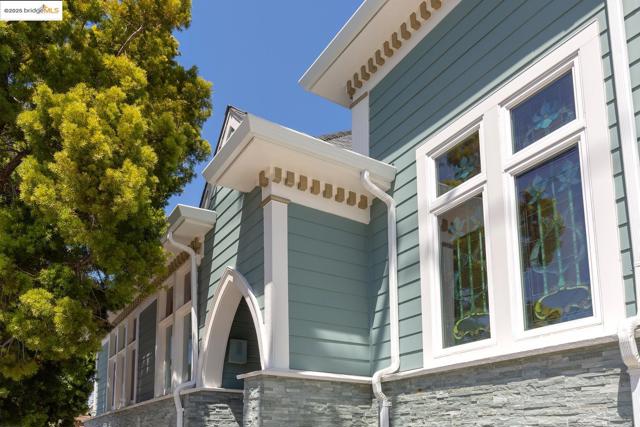 6300 Shattuck Ave, Oakland CA: https://media.crmls.org/mediaz/c564a132-4116-44d4-8bc6-2d492957e568.jpg