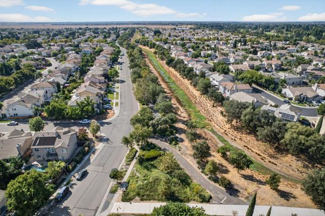 5817 Spring Flower Drive, Elk Grove CA: https://media.crmls.org/mediaz/c56603c1-ef1f-4ce0-9627-1376d2816683.jpg