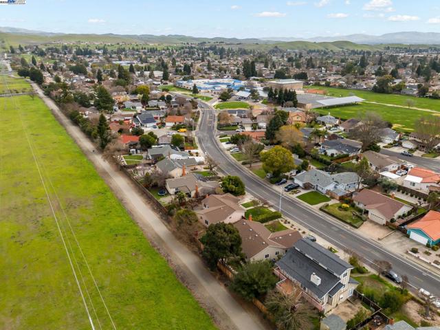2935 Pine Valley Rd, San Ramon CA: https://media.crmls.org/mediaz/c5679f37-8858-4821-bb75-c0295a995257.jpg