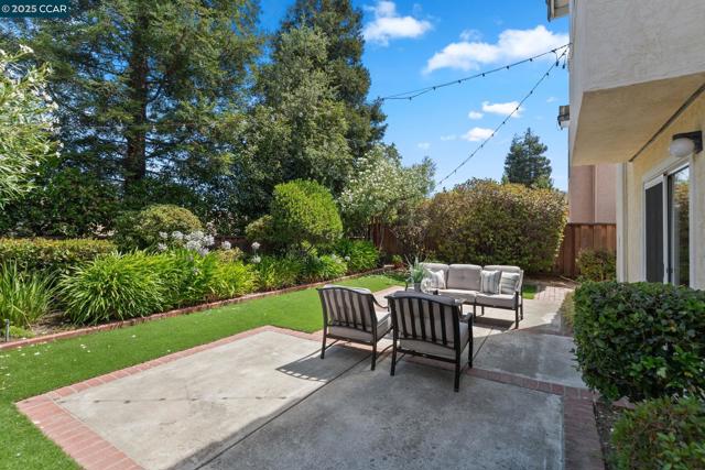 1015 Hidden Oak Ct, Concord CA: https://media.crmls.org/mediaz/c567a61c-57ef-40a3-b17b-47f6b68bc478.jpg