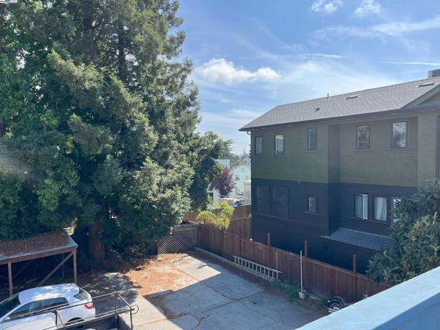 2324 9Th Ave, Oakland CA: https://media.crmls.org/mediaz/c568cd5b-0136-42da-81a0-3ef13db541ab.jpg