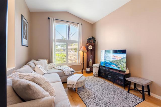 Detail Gallery Image 6 of 46 For 633 Cantara Ln, Vista,  CA 92081 - 3 Beds | 2/1 Baths