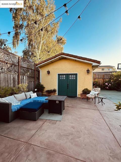 765 Farringdon LN, Burlingame CA: https://media.crmls.org/mediaz/c56a6cdb-071d-4b93-aff5-e4154b12dad4.jpg