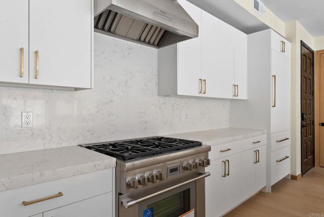 Detail Gallery Image 4 of 22 For 2670 Roosevelt St, Carlsbad,  CA 92008 - 2 Beds | 2 Baths