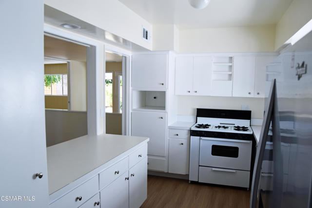 3315 S Bentley Avenue, Los Angeles CA: https://media.crmls.org/mediaz/c56ae567-1129-4b47-94a4-588055158b80.jpg