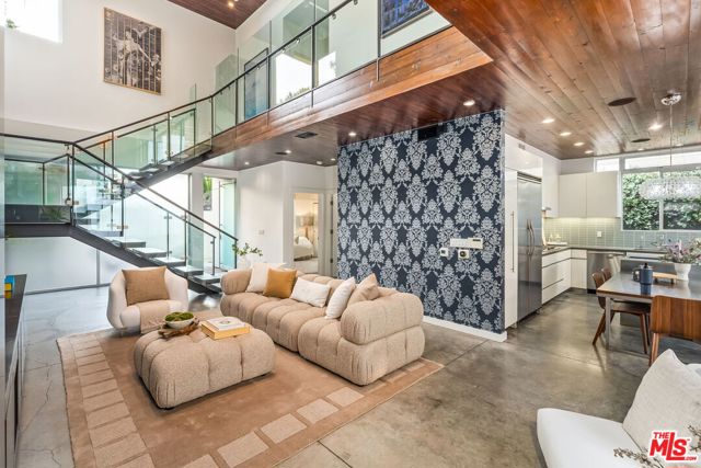 714 California Avenue, Venice CA: https://media.crmls.org/mediaz/c56bbac8-b57c-4adc-8ab6-e9e73aa9313c.jpg