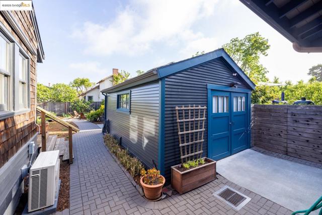 1334 Derby St, Berkeley CA: https://media.crmls.org/mediaz/c56ffc4c-2b07-41f8-aa38-e005fea11d41.jpg