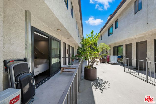 13412 Burbank Boulevard, Sherman Oaks CA: https://media.crmls.org/mediaz/c57078df-747e-49e4-becf-a49279c83bf4.jpg