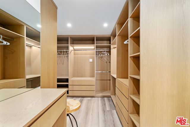 3806 Ocean Front Walk, Marina del Rey CA: https://media.crmls.org/mediaz/c570917e-8e43-4845-9b7f-d3c11c1327d6.jpg
