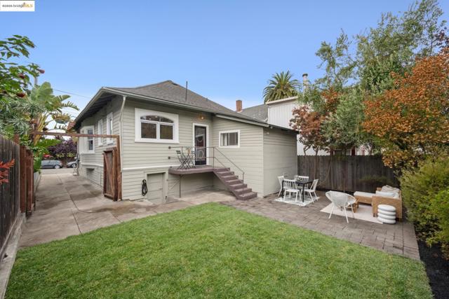 678 65Th St, Oakland CA: https://media.crmls.org/mediaz/c57230b8-b101-4a99-bbc5-4ec00f3c0d1a.jpg