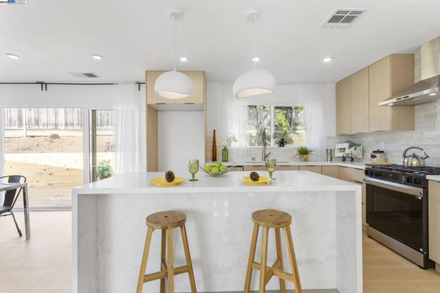 365 Monaco Ave, Union City CA: https://media.crmls.org/mediaz/c5736605-e8d7-42f7-bf67-f589a3b70c92.jpg