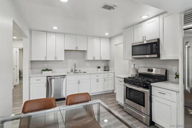 6242 Thorn St, San Diego CA: https://media.crmls.org/mediaz/c5758c49-4b31-4399-802a-a8c2d18103e5.jpg
