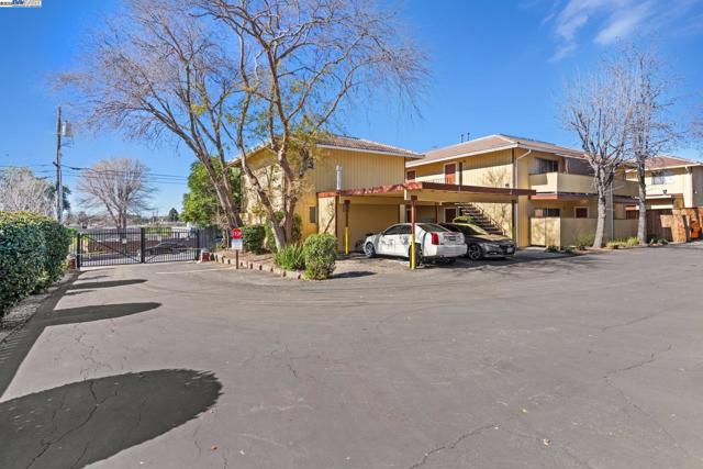 2170 Fremont St, Concord CA: https://media.crmls.org/mediaz/c575a8d3-64bd-496b-94dc-7ae22236f376.jpg