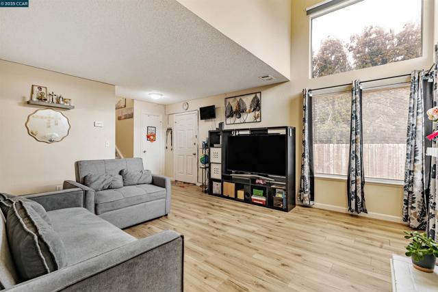 4301 Beechnut Ln, Oakley CA: https://media.crmls.org/mediaz/c57723e4-06f7-41fa-b2b0-00955be32755.jpg