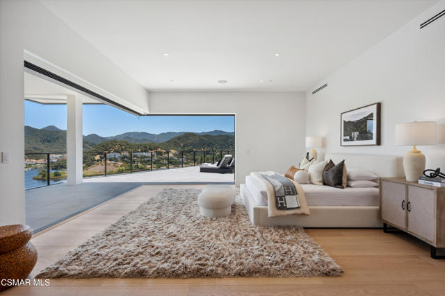 461 Lake Sherwood Drive, Lake Sherwood CA: https://media.crmls.org/mediaz/c5775ff7-387d-4d0c-957f-021a1b4b5a28.jpg