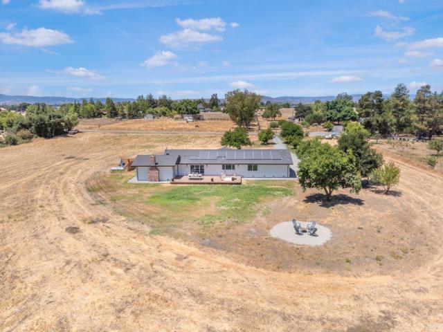 461 Morada Lane, Hollister CA: https://media.crmls.org/mediaz/c5785a83-6c77-4c14-939a-438eff3a0a13.jpg