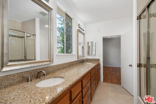 517 N Elm Drive, Beverly Hills CA: https://media.crmls.org/mediaz/c5785c5c-4d27-4cc7-9ba5-5ed3a468c858.jpg