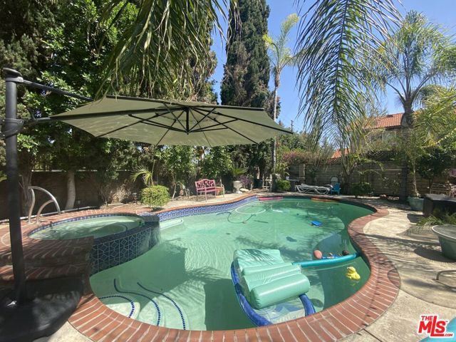 9854 CEDROS Avenue photo 5