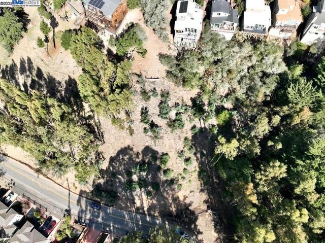 7590 Skyline Blvd, Oakland CA: https://media.crmls.org/mediaz/c578bbc8-7c1e-4616-9be1-54f2543eda52.jpg