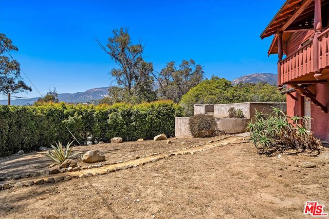 1060 Tremonto Road, Santa Barbara CA: https://media.crmls.org/mediaz/c5794d68-cf72-4a84-9eb3-5af6cc738ac7.jpg