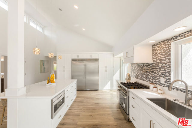 3536 Malibu Country Drive, Malibu CA: https://media.crmls.org/mediaz/c57a97c8-f964-43ce-bc29-a5c2acdcdf45.jpg