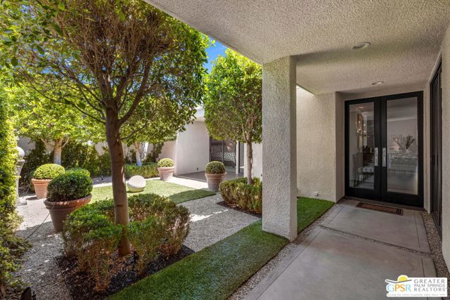1860 Via Isla, Palm Springs CA: https://media.crmls.org/mediaz/c57aabbf-3929-4551-a819-4065732d0135.jpg