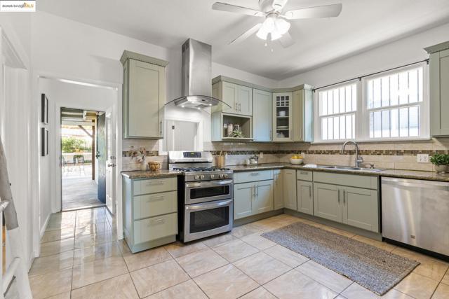 2005 36th Avenue, Oakland CA: https://media.crmls.org/mediaz/c57d1eae-e9ab-48f4-a464-5f2436a72a8b.jpg