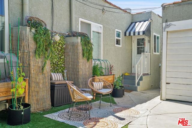 1301 S Hudson Avenue, Los Angeles CA: https://media.crmls.org/mediaz/c57da8e2-67fe-4838-8bad-0ff5e2f71bd5.jpg