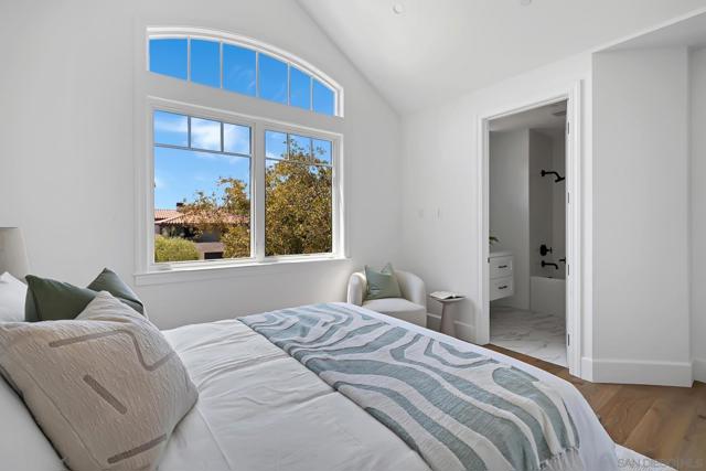 461 Country Club Ln, Coronado CA: https://media.crmls.org/mediaz/c57e716a-1c2b-4768-8c98-74112f8169bb.jpg