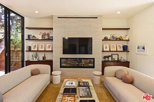 738 Superba Avenue photo 5