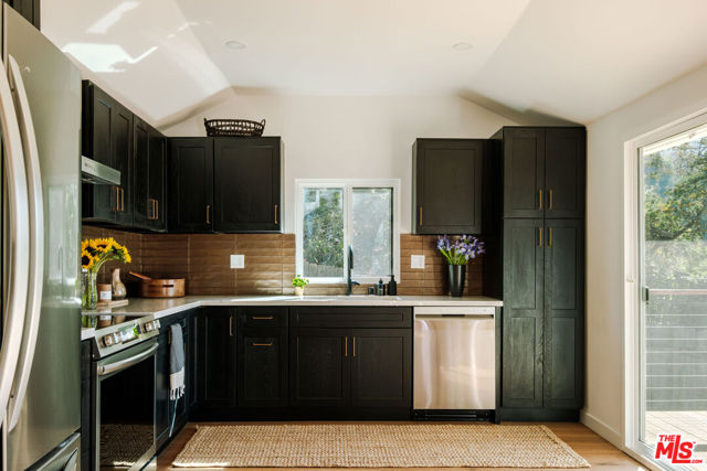 19777 Grand View Drive, Topanga CA: https://media.crmls.org/mediaz/c57fafea-da2d-42b1-9963-a41a3674f871.jpg