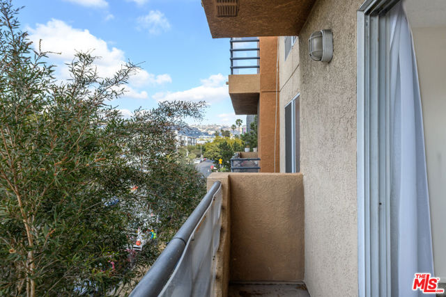 340 N Hayworth Avenue, Los Angeles CA: https://media.crmls.org/mediaz/c581144a-41f3-4aae-b346-3db1ecb1473c.jpg