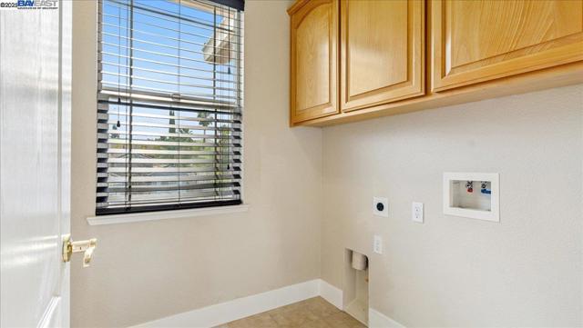 2133 Demetrius Way, Roseville CA: https://media.crmls.org/mediaz/c58165d4-173a-4bfb-8f43-1614d10d2037.jpg