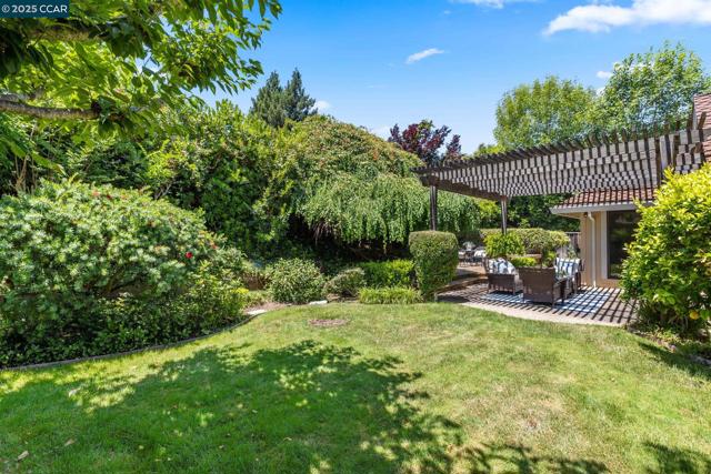 109 Bria Ct, Walnut Creek CA: https://media.crmls.org/mediaz/c581f614-4719-4a24-a84c-f9b1912d4300.jpg