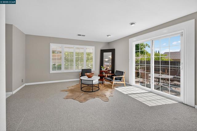 2173 Madrone Dr, Fairfield CA: https://media.crmls.org/mediaz/c583bcd0-fe80-4a7d-a3f0-380742b8f583.jpg