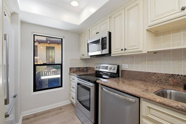 Detail Gallery Image 13 of 49 For 1915 Estrella De Mar Ct #C,  Carlsbad,  CA 92009 - 2 Beds | 2/1 Baths