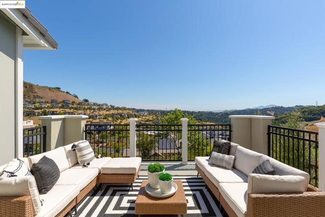 63 Tomcat Way, Orinda CA: https://media.crmls.org/mediaz/c586d00b-b1ee-46c3-81c6-ea414be2cad1.jpg