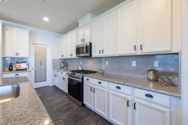 917 Talaria Ct, Oakley CA: https://media.crmls.org/mediaz/c5871a05-098b-443d-a97c-e45cea792911.jpg